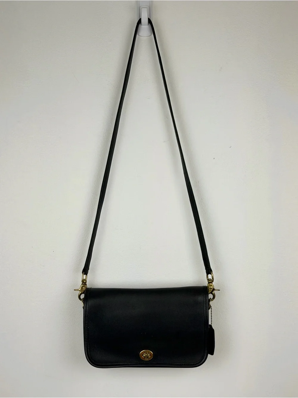 Vintage COACH Black Leather Pocket Purse with Gold Hardware - Picture 15 of 15